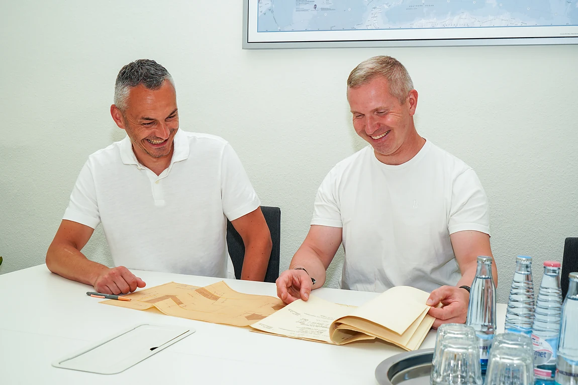 Sebastian Märzke und Thomas Thieß prüfen Grundrisse für die Wertermittlung