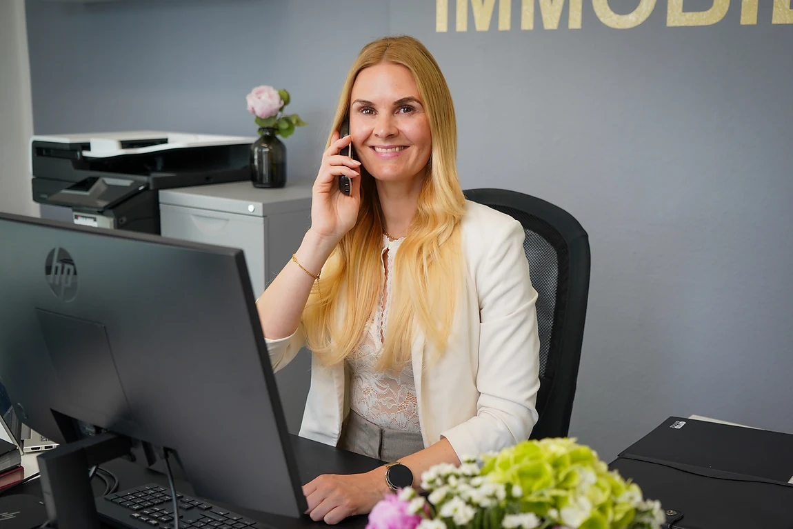 Sabrina Fahldieck am Telefon im Büro in Thale